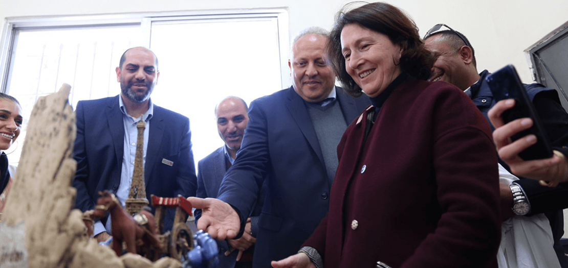 مدير كاريتاس الأردن يهدي السفيرة الفرنسية مجسمًا يجمع معالم أردنية وفرنسية