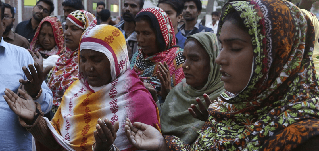 مسيحيون  باكستانيون يصلون بالقرب من لاهور