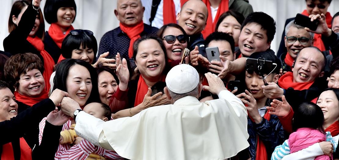 البابا فرنسيس يحيي حجاج صينيين في ساحة القديس بطرس بالفاتيكان