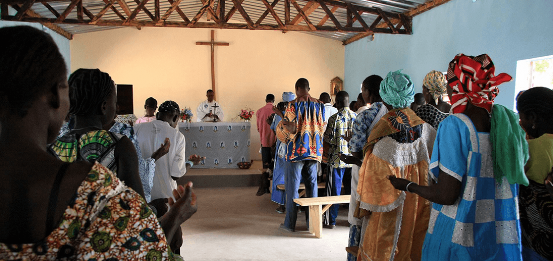مسيحيون يصلون بكنيسة في بوركينا فاسو (أرشيفية)