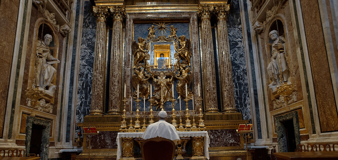 البابا يصلي في بازيليك القديسة مريم الكبرى
