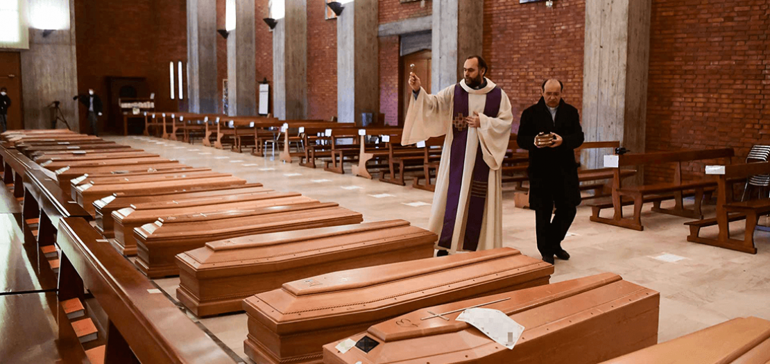 نعوش لضحايا وباء كورونا في كنيسة في سان جوسيبي في ايطاليا، 28 آذار 2020