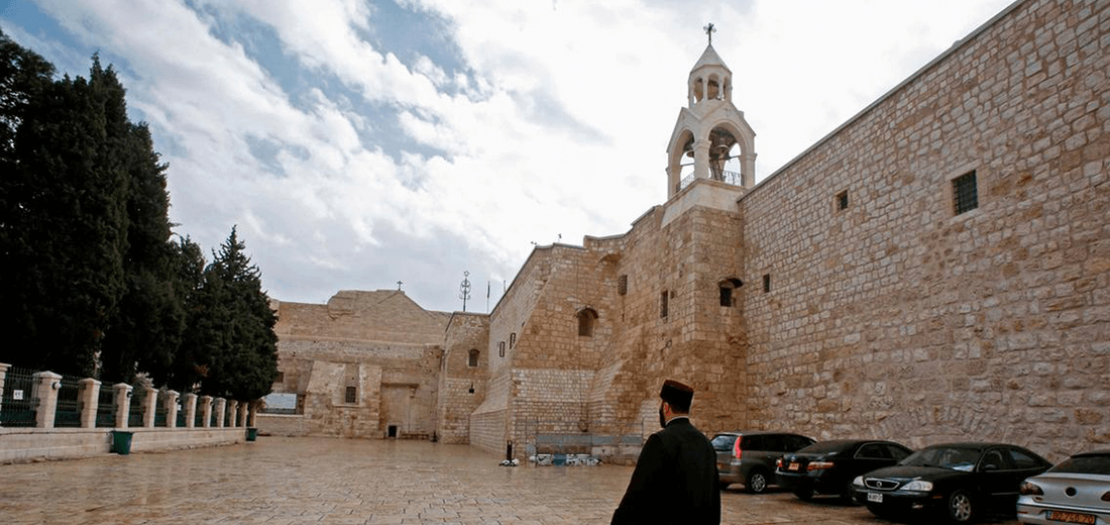 ساحة كنيسة المهد في بيت لحم وقد بدت خالية من الحجاج