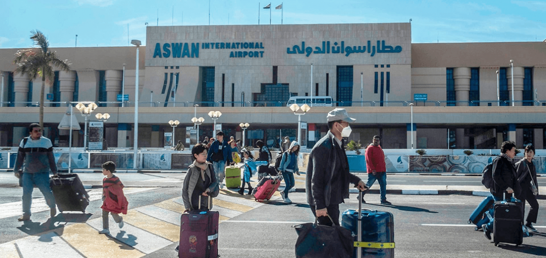 سياح في مطار أسوان
