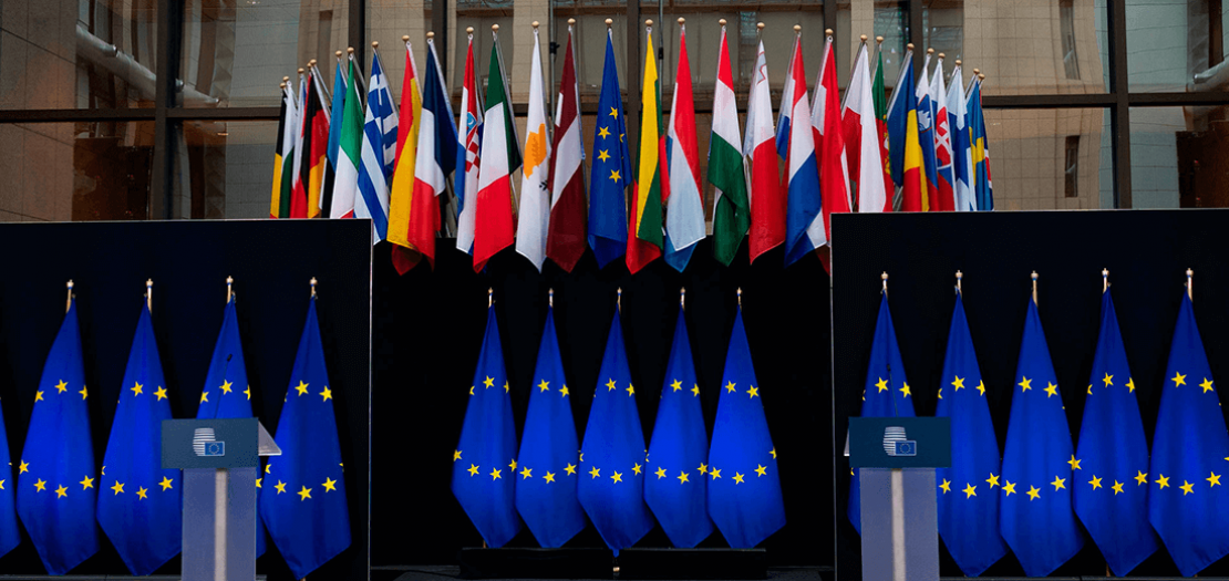 صورة من الأرشيف تظهر أعلام دول الاتحاد الأوروبي في مقر المجلس الأوروبي في بروكسل