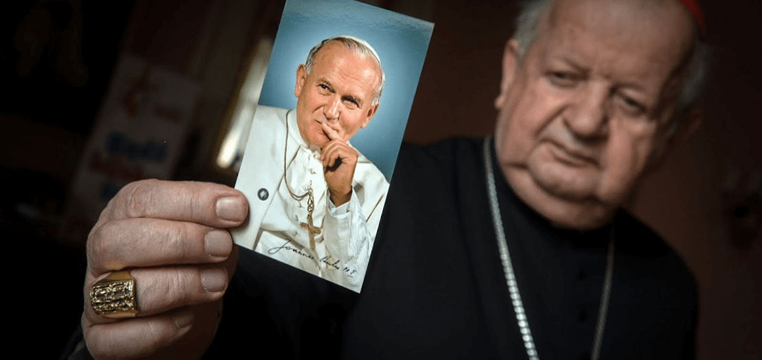 الكارينال ستانيسلاف دجيفيتش يحمل صورة للقديس يوحنا بولس الثاني، البابا