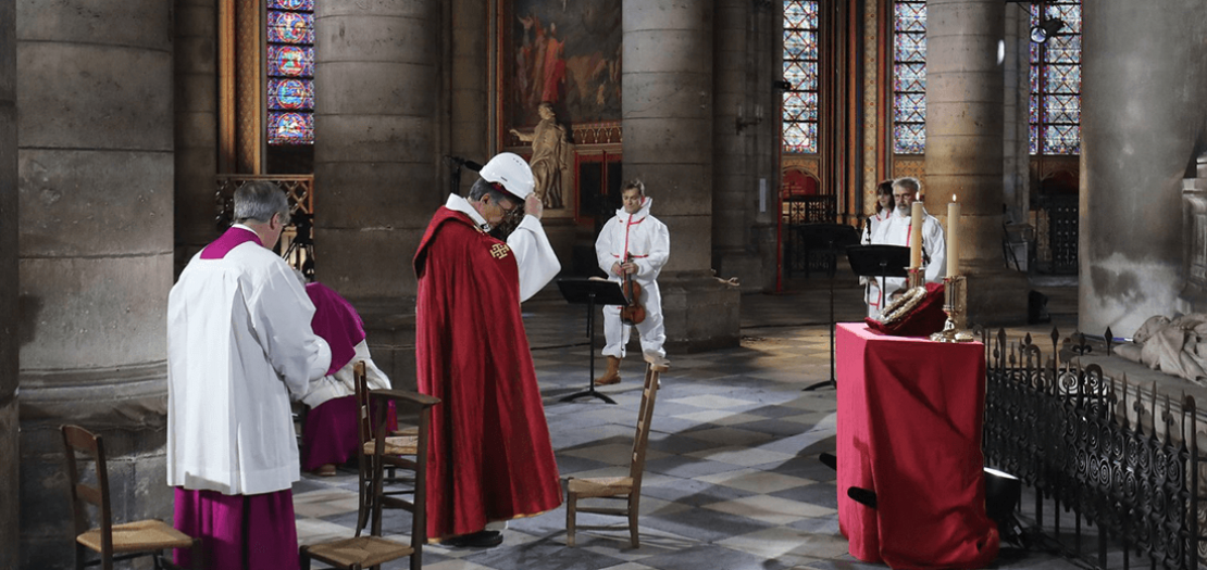 الجمعة العظيمة في جزء آمن من كاتدرائية نوتردام، مع تفشي فيروس كورونا في فرنسا في 10 نيسان 2020