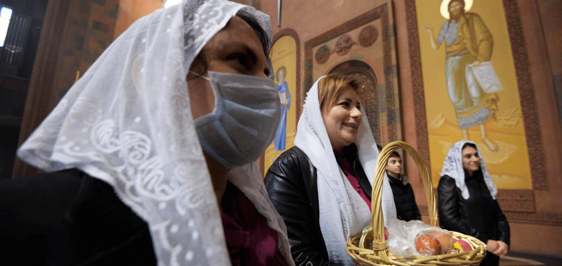 يحتفل مؤمنو الكنيسة الرسولية الأرمنية بعيد الفصح في كاتدرائية أبوفيان، على بعد حوالي 30 كم من يريفان في 12 نيسان 2020