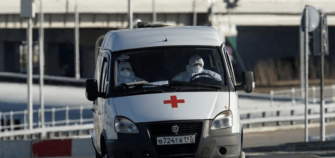 سيارة اسعاف في أحد شوارع موسكو يوم الاحد