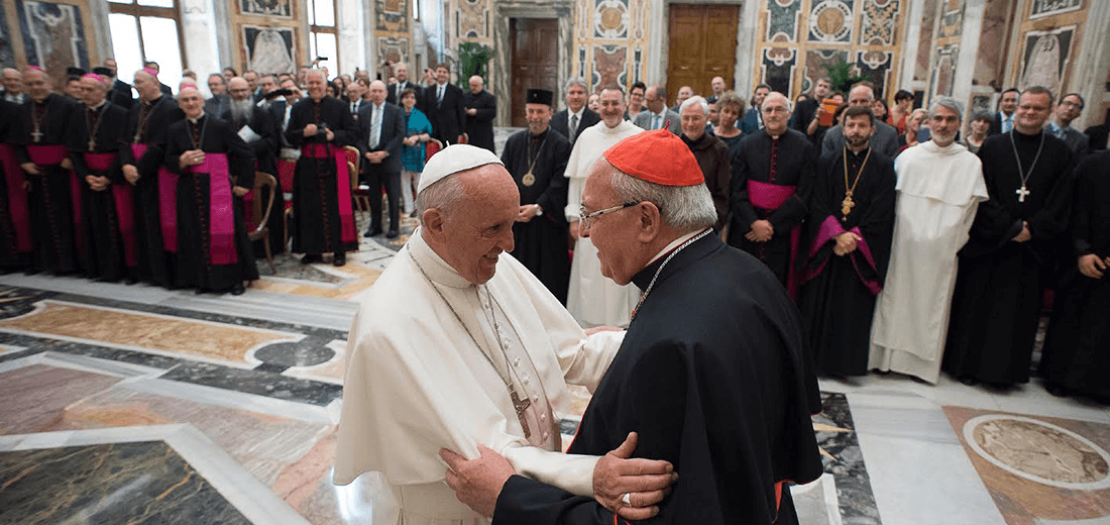 البابا فرنسيس يصافح عميد مجمع الكنائس الشرقية الكاردينال ليوناردو ساندري
