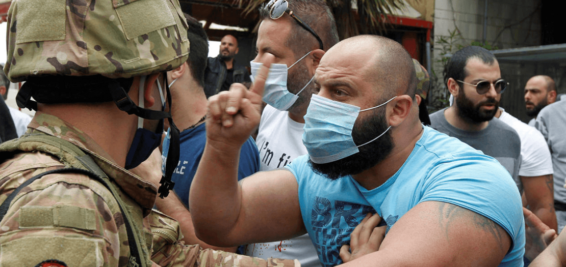 متظاهر غاضب أمام جندي لبناني في زوق، شمال بيروت، 27 نيسان 2020