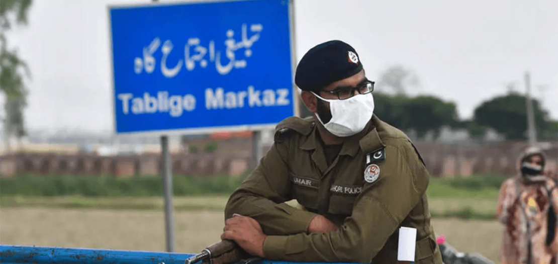 شرطي يرتدي قناعًا عند نقطة تفتيش في لاهور، 5 نيسان 2020