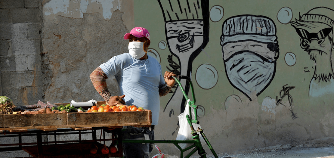 بائع خضار وفاكهة جوال يضع كمامة واقية في أحد شوارع العاصمة الكوبية هافانا