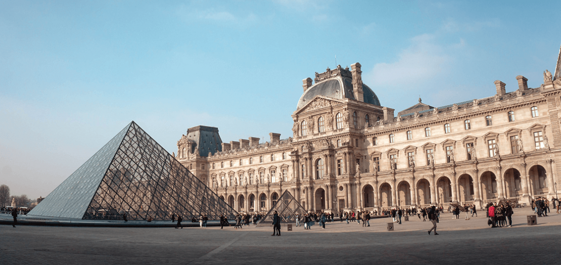 الهرم الزجاجي لمتحف اللوفر في باريس