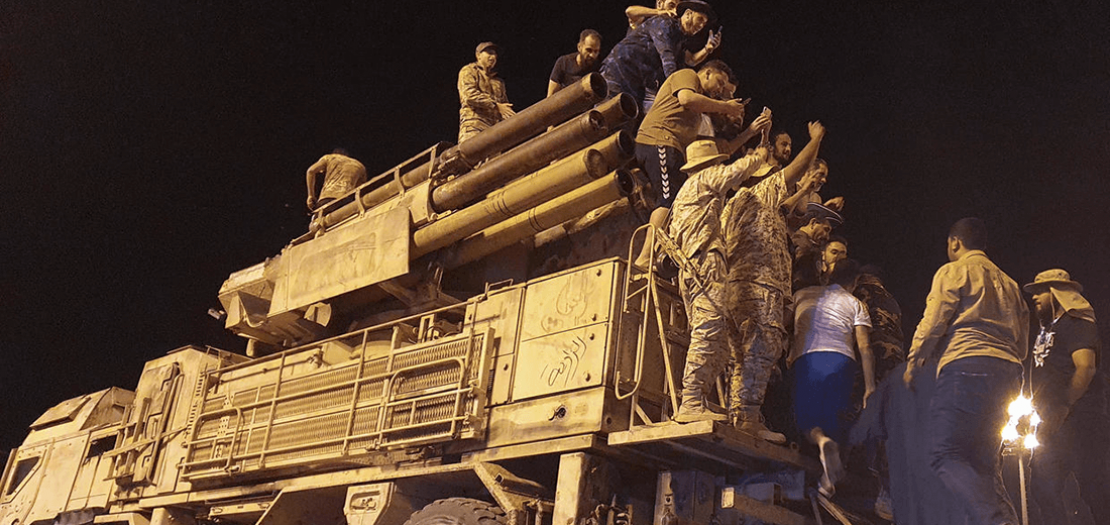 قوات حكومة الوفاق الليبية تعرض نظاما للدفاع الجوي على شاحنة في طرابلس، 20 أيار 2020