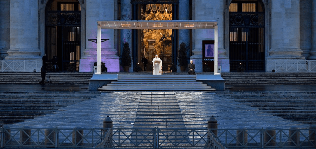 البابا فرنسيس يرفع صلاته من أجل شفاء العالم، من ساحة القديس بطرس الفارغة من المؤمنين بسبب الجائحة