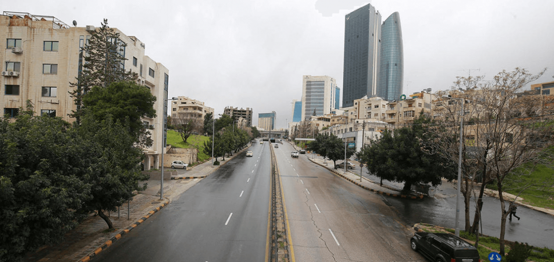طريق رئيسي فارغ في 18 آذار 2020 في العاصمة الأردنية عمان حيث تتخذ الدولة إجراءات لمكافحة انتشار فيروس كورونا المستجد