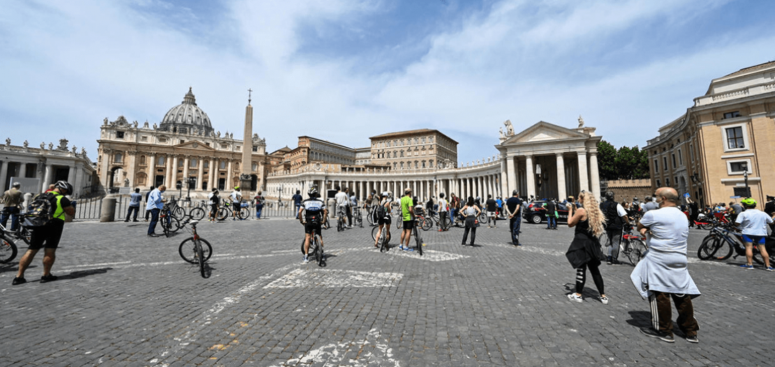 أشخاص في ساحة القديس بطرس في الفاتيكان يستمعون الى صلاة البابا فرنسيس في 17 أيار 2020