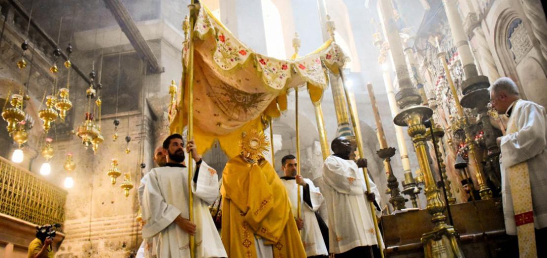 المطران بييرباتيستا بيتسابالا يترأس القداس الاحتفالي بعيد جسد الرب ودمه (تصوير: مكتب إعلام البطريركية اللاتينية)