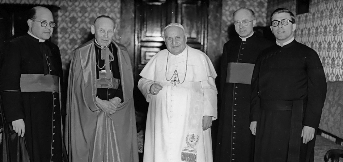 صورة تجمع البابا يوحنا الثالث والعشرون بأول فريق يعمل في أمانة تعزيز وحدة المسيحيين، من بينهم رئيسها الأول الكاردينال أوغستين بيا، 1960