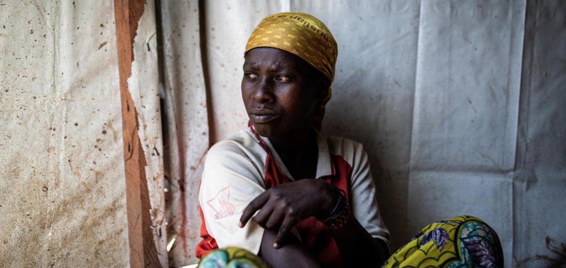 تجلس فومولي (35 سنة) خارج كنيسة يتم استخدامها كمأوى مؤقت للنازحين داخليًا في جمهورية الكونغو الديمقراطية