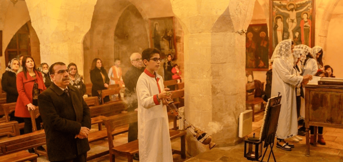 مصلون داخل كنيسة سريانية في ماردين، جنوب شرق تركيا، في 23 شباط 2020