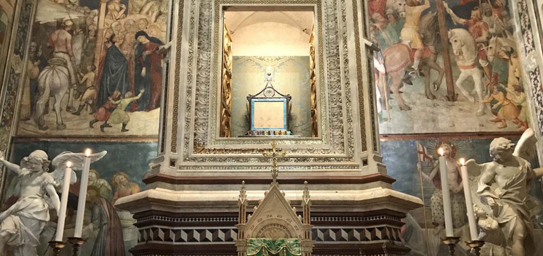 الصمدة المخضّبة بدم المسيح محفوظة في علبة زجاجيّة في كاتدرائية أورفياتو بإيطاليا