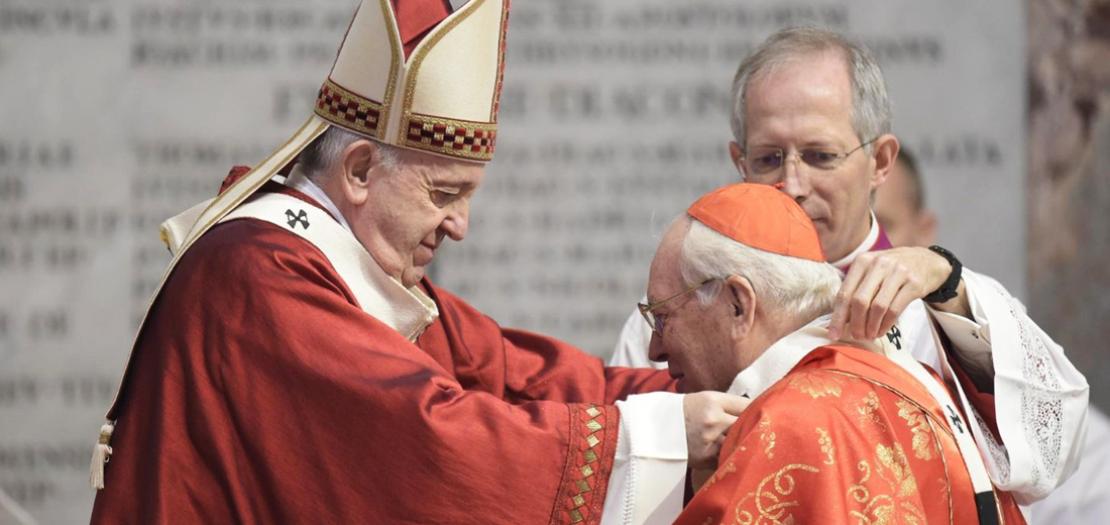 البابا فرنسيس يمنح درع التثبيت للكاردينال جوفاني باتيستا ري، عميد مجمع الكرادلة، 29 حزيران 2020 (إعلام الفاتيكان)