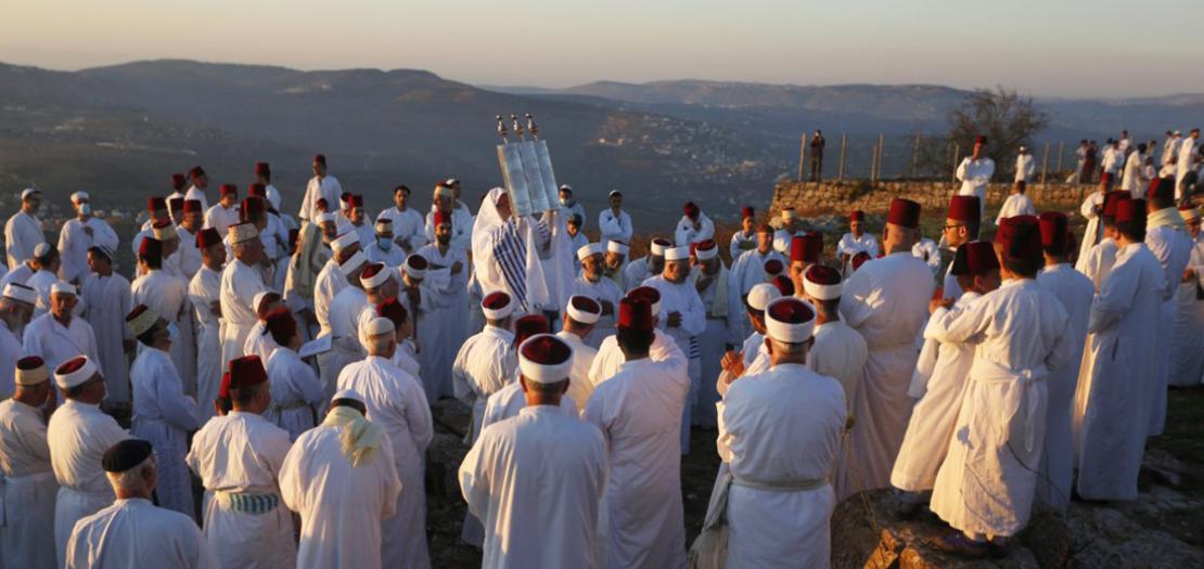 السامريون يحجون إلى جبل جرزيم في نابلس احتفالاً بعيد الحصاد (تصوير: وكالة الأنباء الفلسطينية)