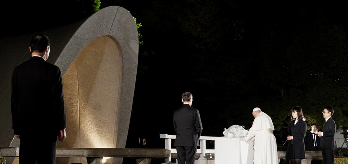 البابا فرنسيس يزور النصب التذكاري في المكان الذي أُلقيت فيه القنبلة الذرية في ناغازاكي عام 1945