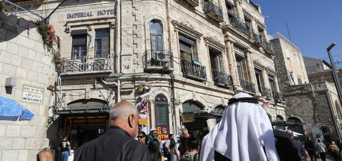 مارة يمشون بجوار فندق امبريال الواقع عند مدخل باب الخليل في الحي المسيحي في البلدة القديمة بالقدس