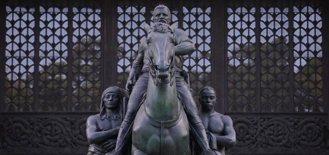 تمثال للرئيس الأمريكي السابق ثيودور روزفلت أمام متحف التاريخ الطبيعي بنيويورك تم الإعلان عن قرار بإزالته بسبب مواقفه العنصرية، 22 حزيران 2020