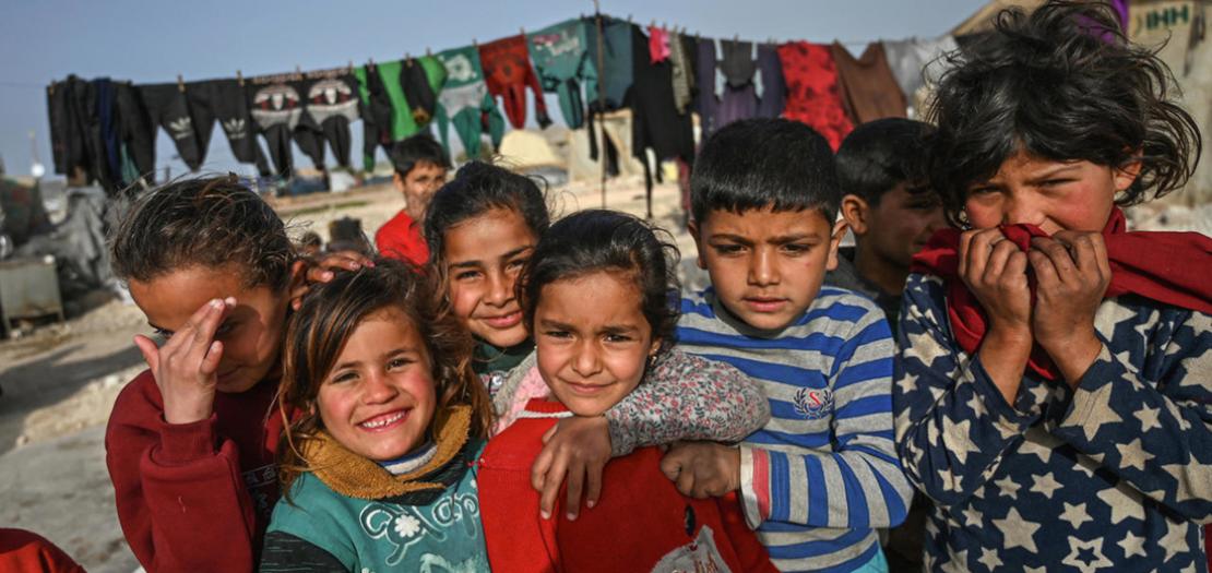 أطفال سوريون في مخيم للنازحين أقامته هيئة الإغاثة الإنسانية التركية في قرية كفر لوسين في محافظة إدلب بشمال غرب سوريا قرب الحدود مع تركيا، 10 آذار 2020