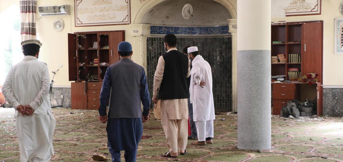 سكان يتفحصون مسجد شير شاه صوري بعد هجوم بقنبلة أثناء صلاة الجمعة في كابول، 12 حزيران 2020