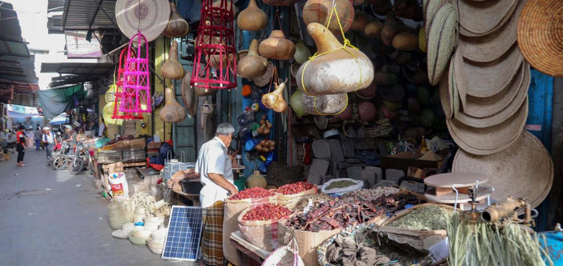 يمنيون يتسوقون في سوق للأعشاب والبهارات في تعز، 15 حزيران 2020