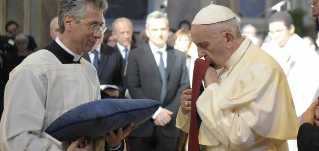 البابا فرنسيس يقبّل بطرشيل الأب الشهيد رغيد كني