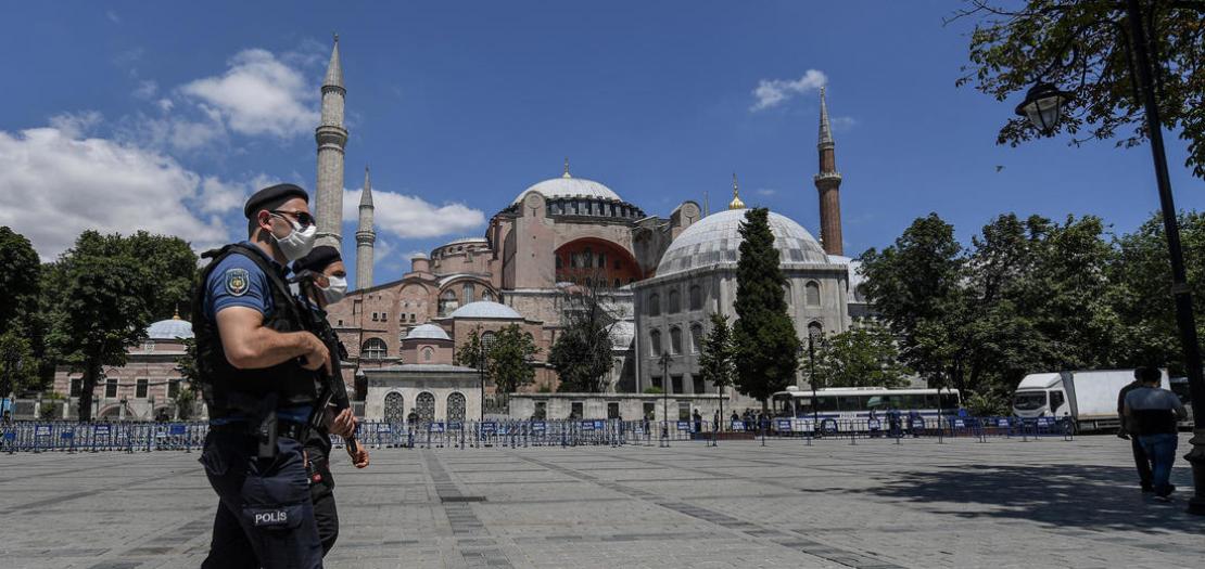 شرطيان تركيان يجوبان في محيط آيا صوفيا في اسطنبول، 11 تموز 2020