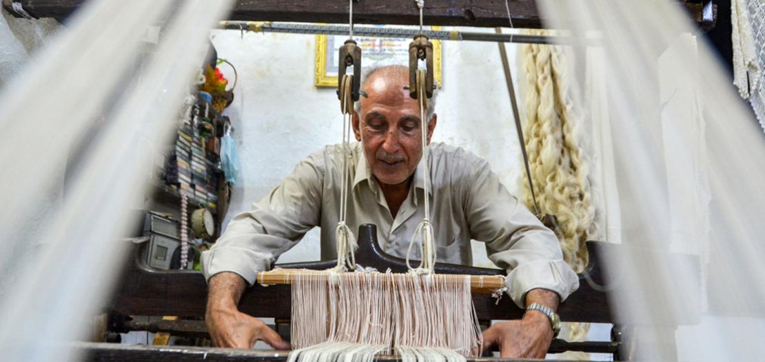 السوري محمد سعود في مشغله المتحف لصناعة الحرير في دير ماما في سوريا، 22 حزيران 2020