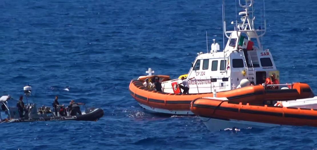 صورة من تسجيل فيديو سفينة لإنقاذ المهاجرين تابعة لمنظمة "أوبن آرمز" قبالة سواحل جزيرة لامبيدوسا الإيطالية في 20 آب 2019