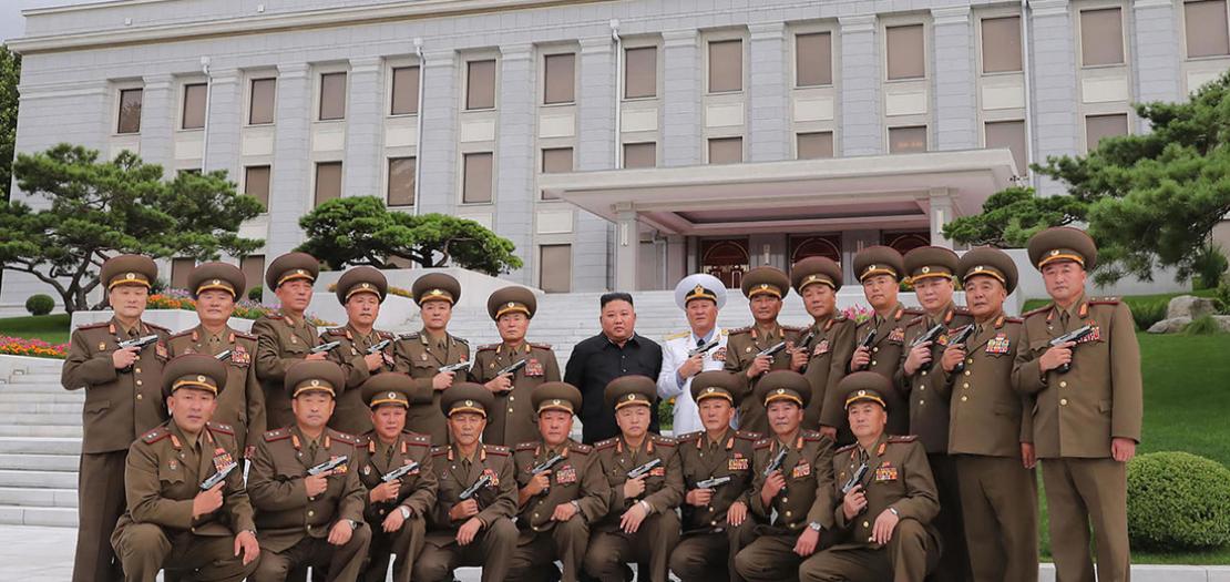 صورة التقطت في 26 تموز 2020 تظهر الكوري الشمالي كيم جونغ أون وحوله جنرالات من جيشه خلال الاحتفال بالذكرى الـ67 لوقف إطلاق النار في شبه الجزيرة الكورية
