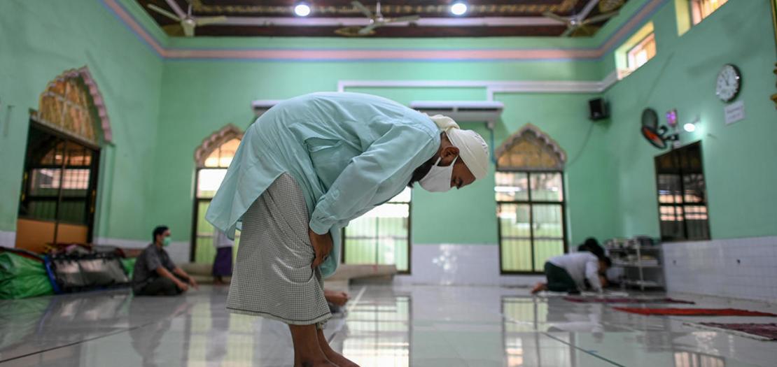 رجال يصلون داخل مسجد في بلدة ميكتيلا في منطقة ماندالاي في بورما، 20 حزيران 2020