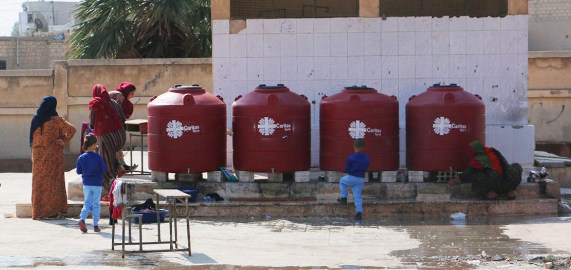 إحدى المبادرات الإنسانية لكاريتاس سوريا المتمثلة بإقامة خزانات مياه للنازحين على الحدود السورية التركية