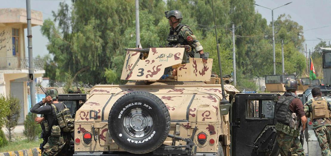 وصول جنود أفغان على متن عربة هامفي إلى سجن في جلال أباد خلال تعرضه لهجوم، 3 آب 2020