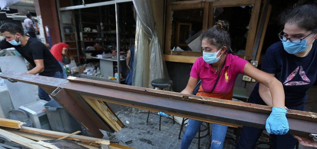 اللبنانيون ينفضون غبار الحزن ويبدأون بإزالة الركام من الشوارع المدمرة والمتضررة من انفجار مرفأ بيروت