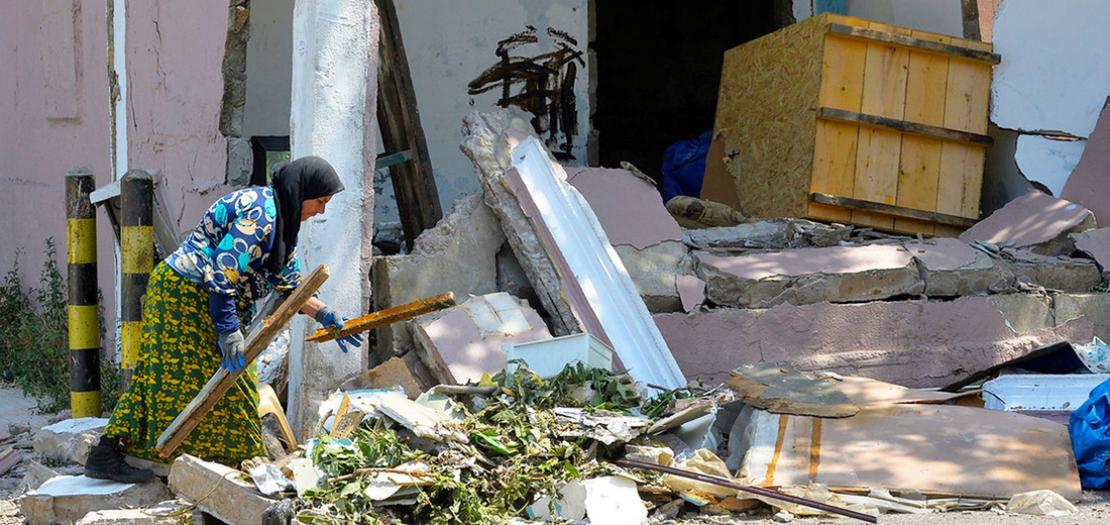 سيّدة في بيروت تبحث في ركام ما كان يومًا ما منزلها بعد الانفجار في مرفأ بيروت، 4 آب 2020