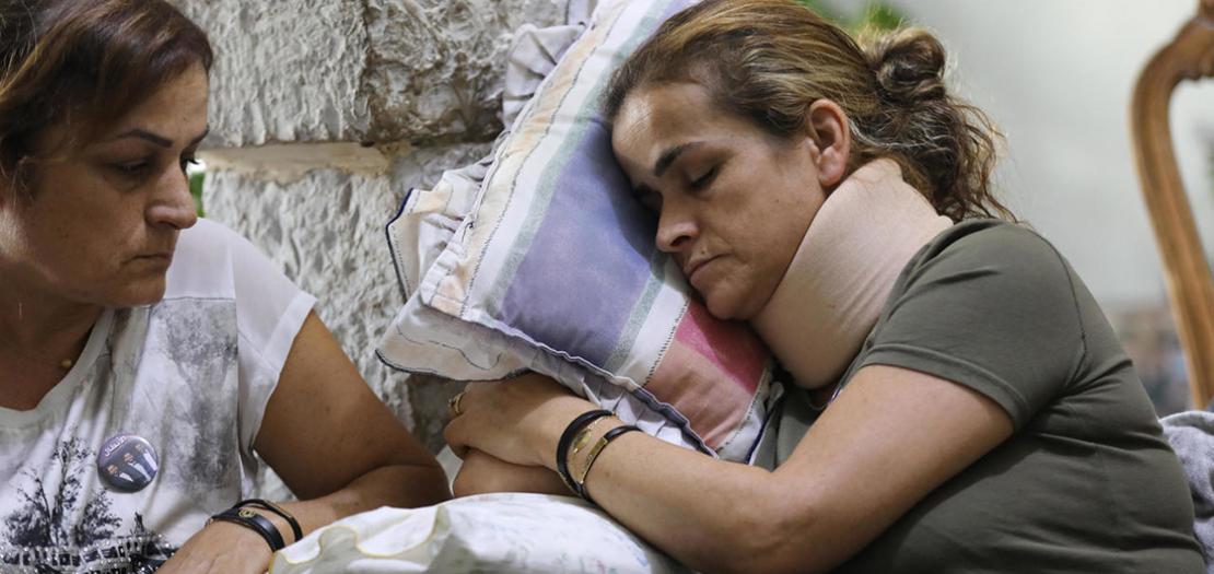 ريتا، والدة الإطفائي نجيب حتي، الذي لا يزال مفقودا بعد انفجار بيروت المروّع في منزلها في قرطبا، وسط لبنان (10 آب 2020)
