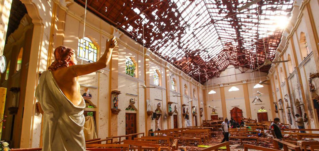 مسؤولون يتفقدون كنيسة القديس سيباستيان بعد هجمات متعددة استهدفت كنائس وفنادق في سريلانكا، يوم أحد الفصح 21 نيسان 2019