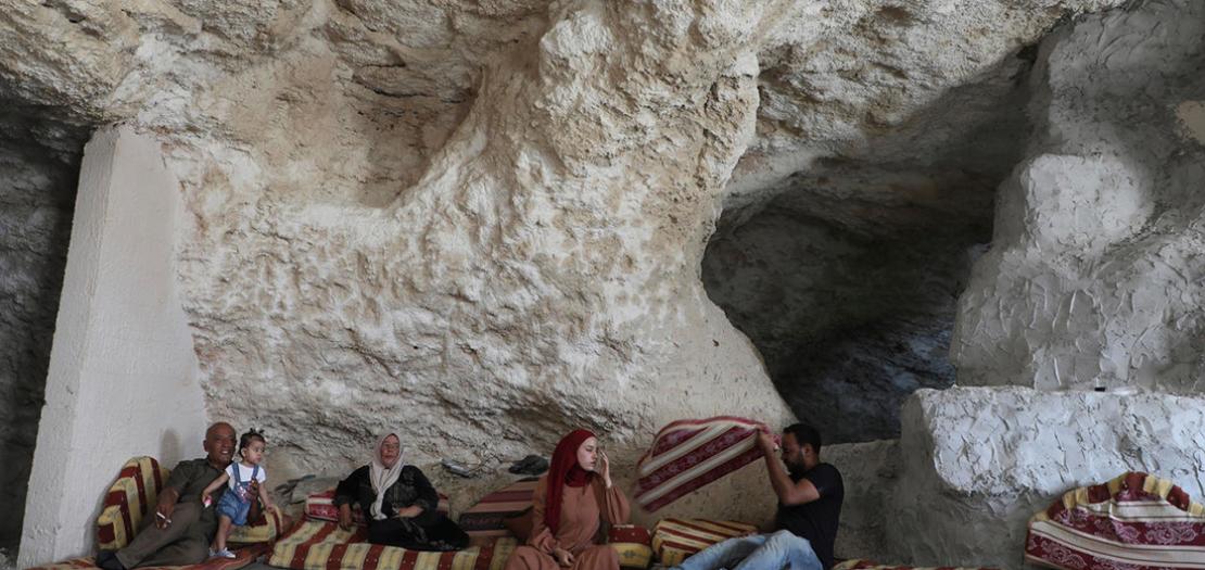 أحمد عمارنه وزوجته وابنته في مغارة تشكل لهم منزلا في قرية فراسين في الضفة الغربية المحتلة، 4 آب 2020