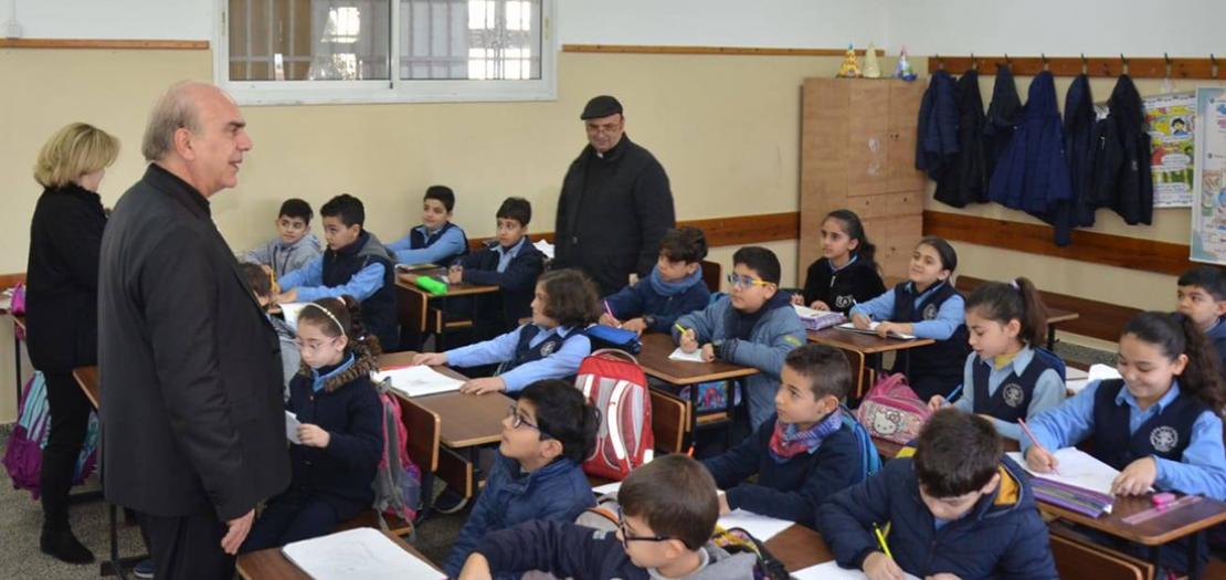 الأب دعيبس في أحد صفوف مدرسة البطريركية اللاتينية في غزة، شباط 2020