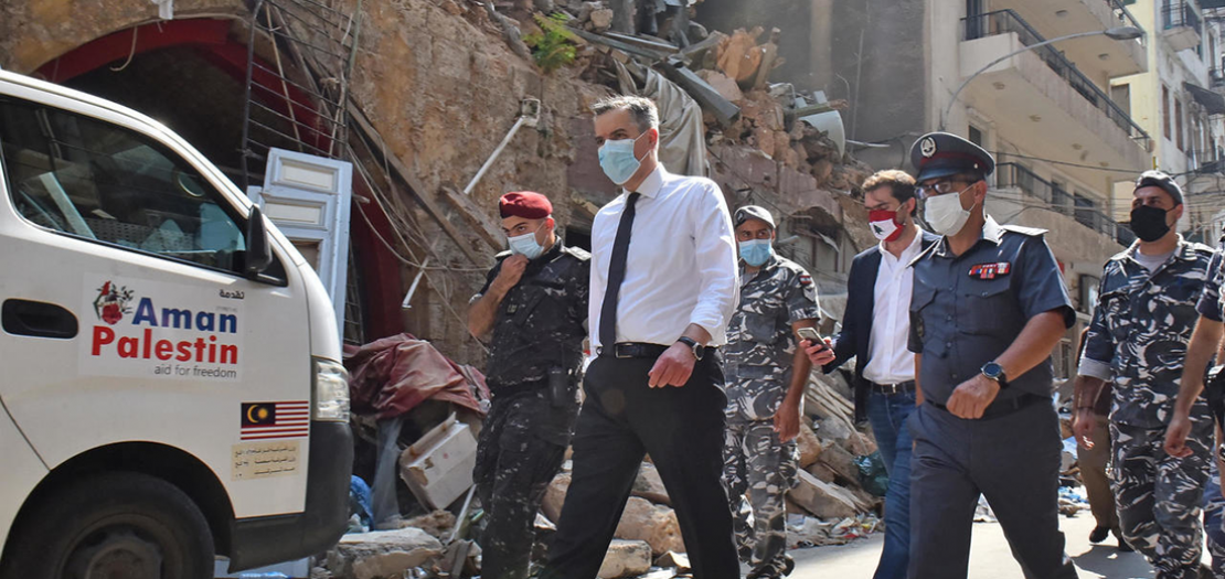 رئيس الحكومة اللبناني المكلف مصطفى أديب (وسط) اثناء زيارته منطقة الجميزة المنكوبة من جراء انفجار مرفأ بيروت، في 31 آب 2020